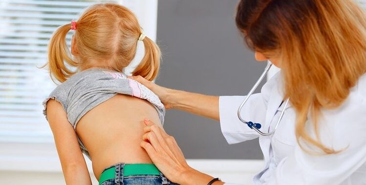 dokter mariksa deui anak urang keur nyeri deui handap